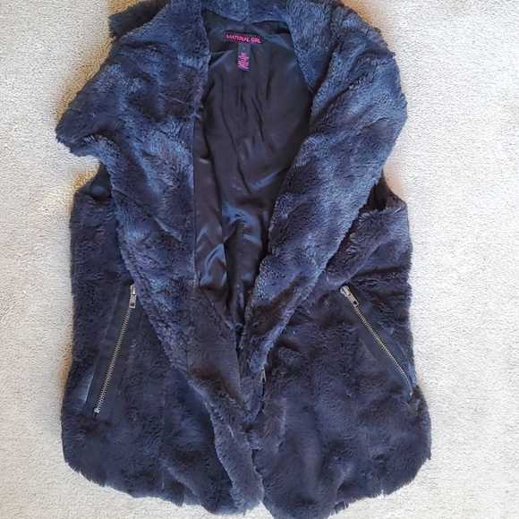 MATERIAL GIRL FAUX FUR VEST - Picture 3 of 5